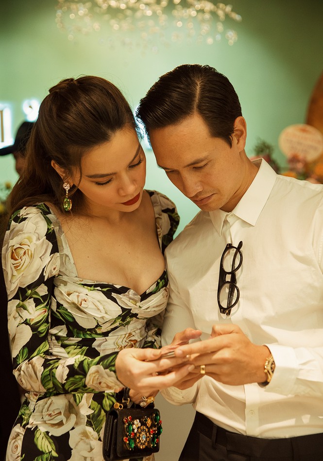 Hà Hồ khoe ngực đầy gợi cảm, tình tứ 'hết nấc' bên Kim Lý ở sự kiện - ảnh 4