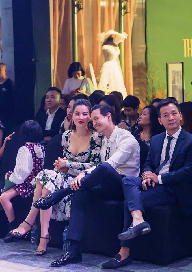 Hà Hồ khoe ngực đầy gợi cảm, tình tứ 'hết nấc' bên Kim Lý ở sự kiện - ảnh 8