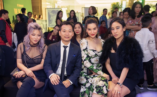 Hà Hồ khoe ngực đầy gợi cảm, tình tứ 'hết nấc' bên Kim Lý ở sự kiện - ảnh 9