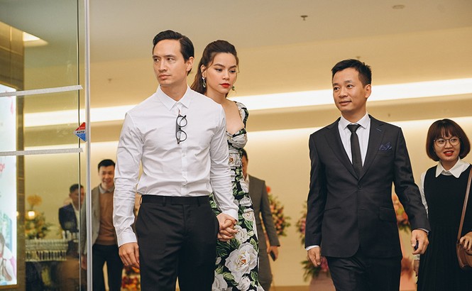 Hà Hồ khoe ngực đầy gợi cảm, tình tứ 'hết nấc' bên Kim Lý ở sự kiện - ảnh 1