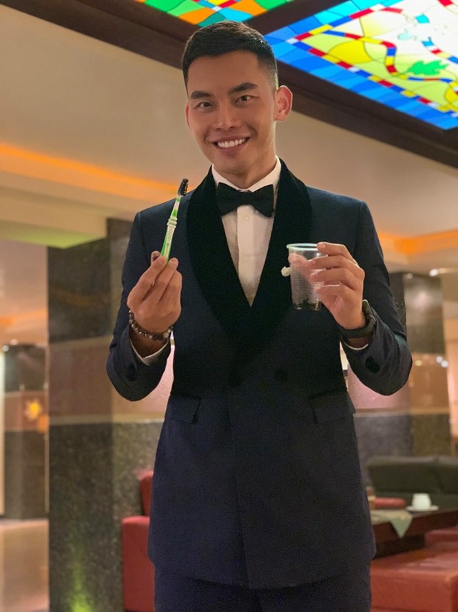 Mạnh Khang viết thư pháp bằng bàn chải đánh răng ở Nam vương Siêu quốc gia 2019 - ảnh 2