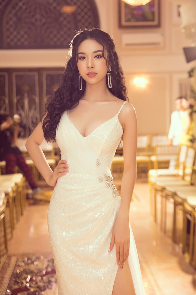 Tiểu Vy hoá 'nữ thần', khoe chân dài miên man khi làm vedette sàn catwalk - ảnh 9
