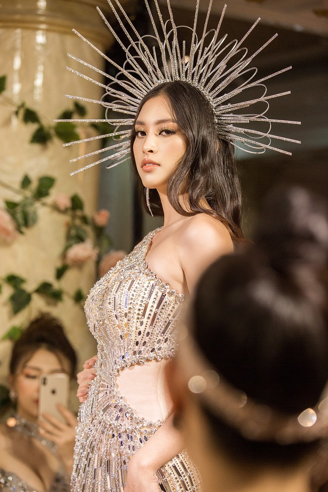 Tiểu Vy hoá 'nữ thần', khoe chân dài miên man khi làm vedette sàn catwalk - ảnh 2
