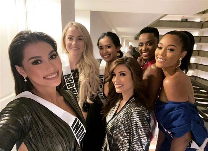 Hoàng Thuỳ mặc áo hồng nổi bật, lấn át dàn thí sinh trong ngày đầu Miss Universe - ảnh 9