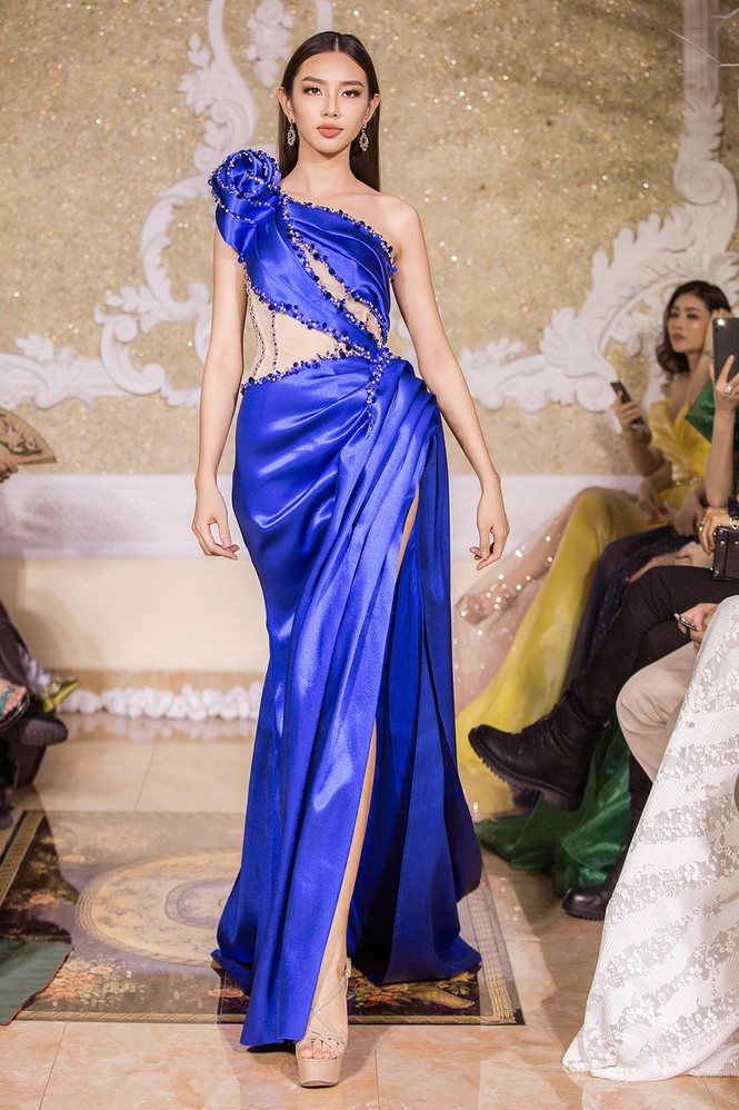 Tiểu Vy hoá 'nữ thần', khoe chân dài miên man khi làm vedette sàn catwalk - ảnh 10
