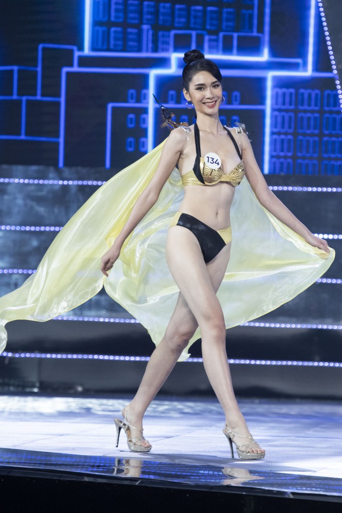 Top 15 Hoa hậu Hoàn vũ VN nóng bỏng diễn bikini với 'đôi cánh thiên thần' - ảnh 4