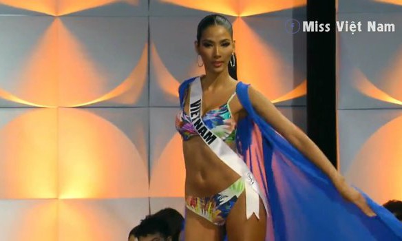 Hoàng Thuỳ 'gây bão' bán kết Miss Universe với kỹ năng 'bamboo walk' điêu luyện - ảnh 2