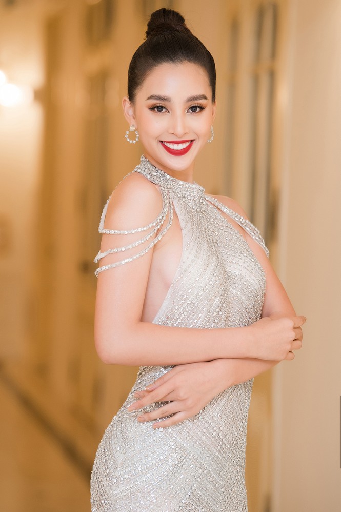 Hoa hậu Tiểu Vy mặc váy xuyên thấu táo bạo, khoe đường cong 'nữ thần' - ảnh 3
