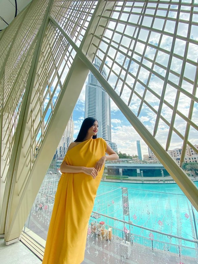 Hoàng Thuỳ tái xuất sau Miss Universe, khoe chân thon 'cực phẩm' - ảnh 12