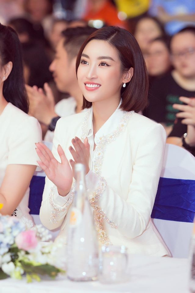 Hoàng Thuỳ tái xuất sau Miss Universe, khoe chân thon 'cực phẩm' - ảnh 10