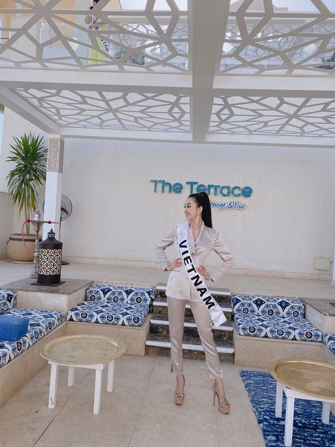 Hoàng Thuỳ tái xuất sau Miss Universe, khoe chân thon 'cực phẩm' - ảnh 14