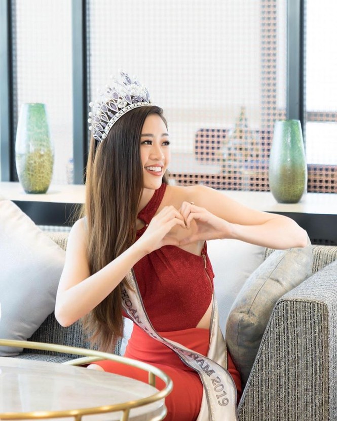 Hoàng Thuỳ tái xuất sau Miss Universe, khoe chân thon 'cực phẩm' - ảnh 6