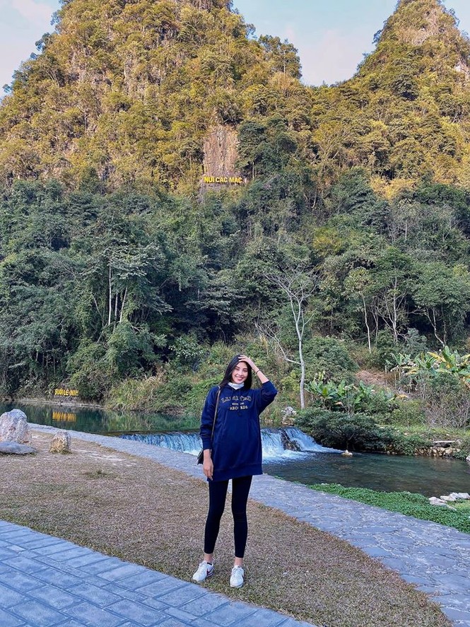 Hoàng Thuỳ tái xuất sau Miss Universe, khoe chân thon 'cực phẩm' - ảnh 15