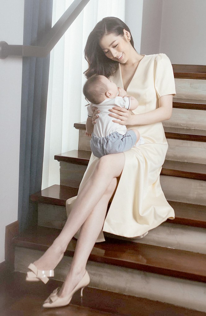 Á hậu Tú Anh công khai diện mạo quý tử, sao Việt 'bấn loạn' vì vẻ đáng yêu - ảnh 2