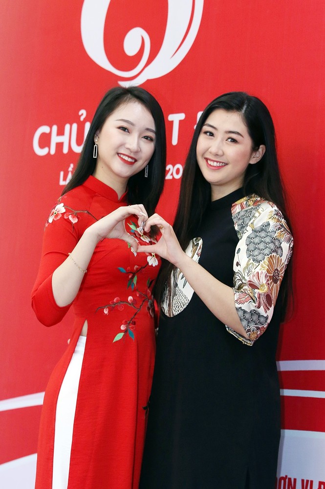Người đẹp Phạm Ngọc Linh, Kim Trà My rạng rỡ dự họp báo Chủ nhật Đỏ - ảnh 1