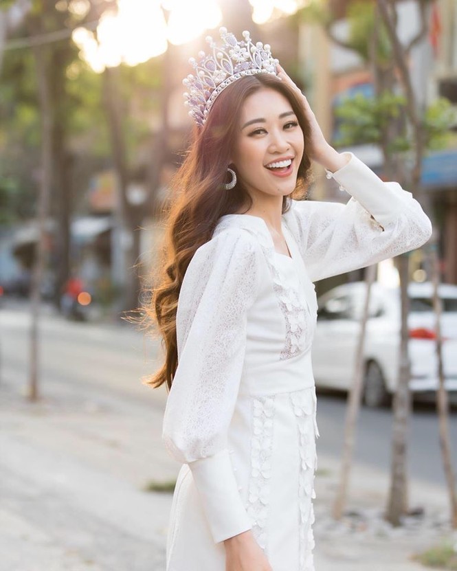 Hoa hậu Lương Thuỳ Linh khoe vòng một gợi cảm với váy trễ vai đỏ rực - ảnh 5