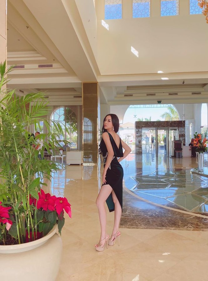 Hoa hậu Lương Thuỳ Linh khoe vòng một gợi cảm với váy trễ vai đỏ rực - ảnh 11