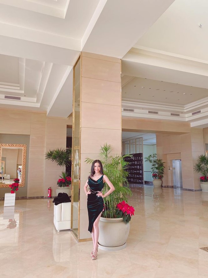 Hoa hậu Lương Thuỳ Linh khoe vòng một gợi cảm với váy trễ vai đỏ rực - ảnh 12