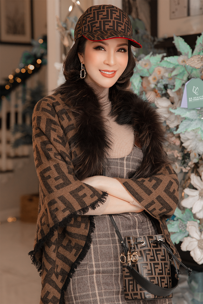 MC Thanh Mai khoe dáng gợi cảm trong biệt thự triệu đô mùa Giáng Sinh - ảnh 1