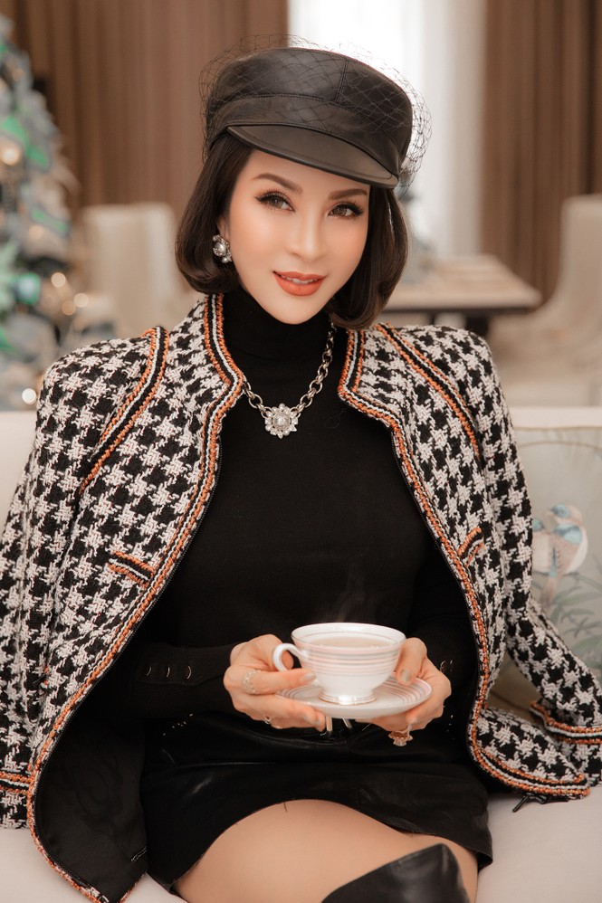 MC Thanh Mai khoe dáng gợi cảm trong biệt thự triệu đô mùa Giáng Sinh - ảnh 10