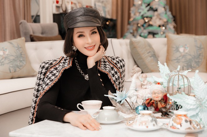 MC Thanh Mai khoe dáng gợi cảm trong biệt thự triệu đô mùa Giáng Sinh - ảnh 11