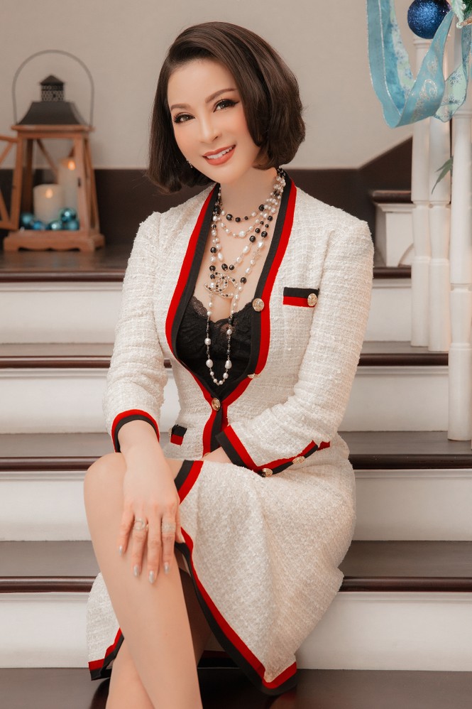 MC Thanh Mai khoe dáng gợi cảm trong biệt thự triệu đô mùa Giáng Sinh - ảnh 4