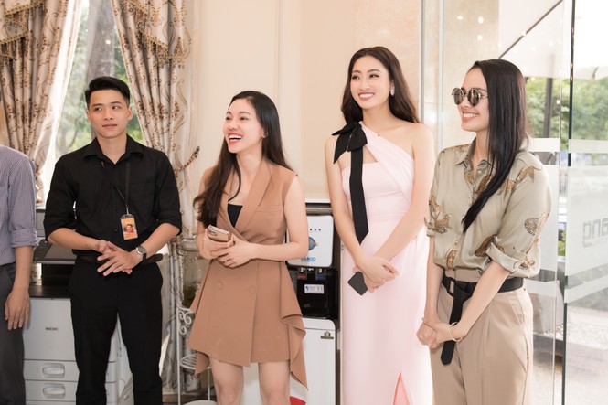 Hoa hậu thế giới Megan Young uống trà đá vỉa hè khi vừa đến Việt Nam - ảnh 6