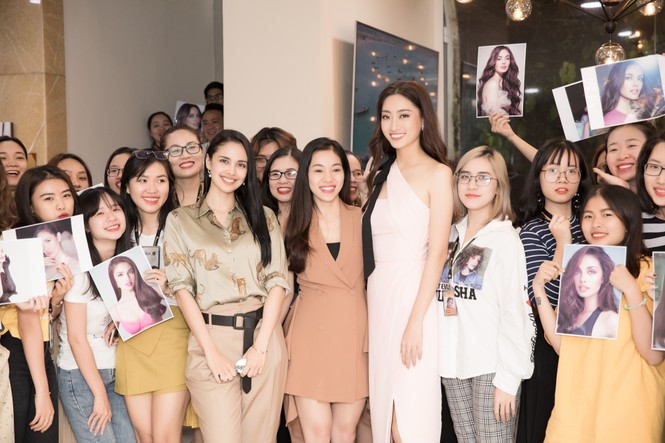 Hoa hậu thế giới Megan Young uống trà đá vỉa hè khi vừa đến Việt Nam - ảnh 7