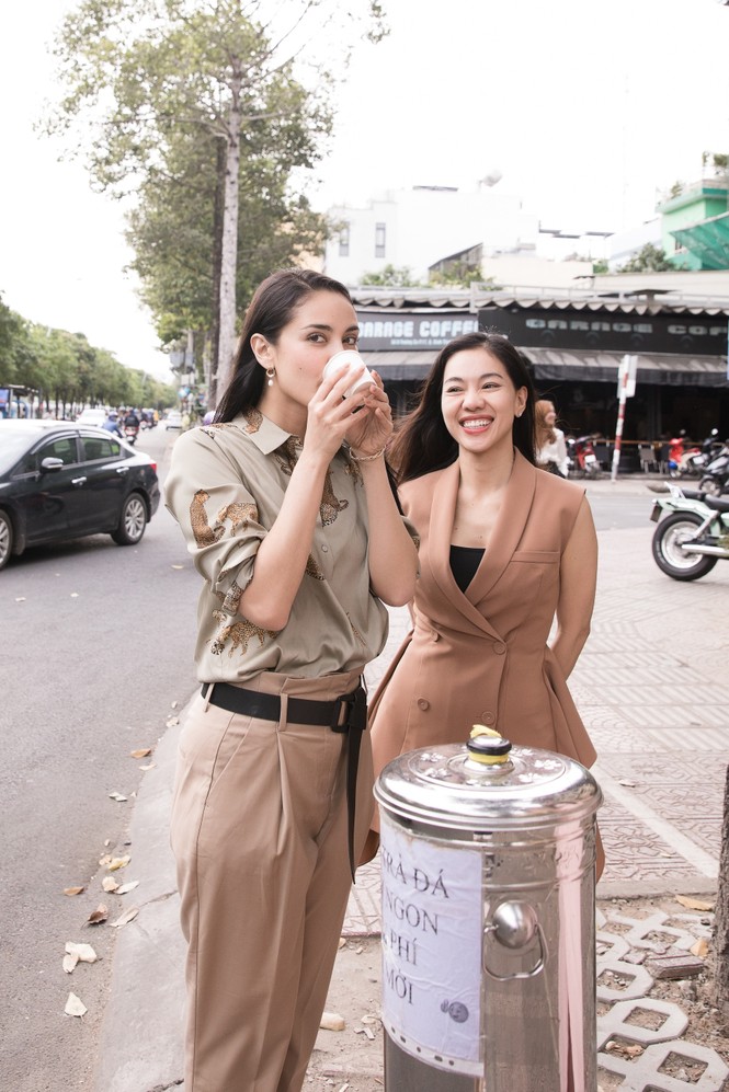 Hoa hậu thế giới Megan Young uống trà đá vỉa hè khi vừa đến Việt Nam - ảnh 11