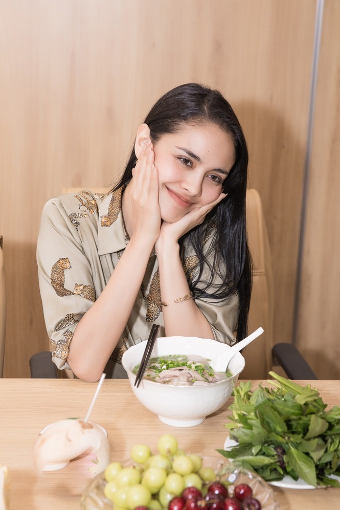 Hoa hậu thế giới Megan Young uống trà đá vỉa hè khi vừa đến Việt Nam - ảnh 12