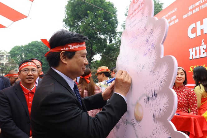 Phó Thủ tướng và các đại biểu ký tên lên cây thông Noel ở Chủ nhật Đỏ 2020 - ảnh 4