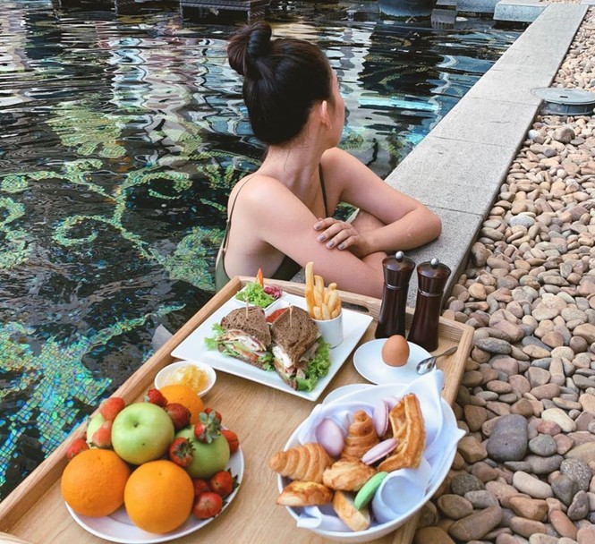 Hoa hậu Tiểu Vy mặc bikini khoe ba vòng 'cực phẩm' đón Giáng Sinh - ảnh 4