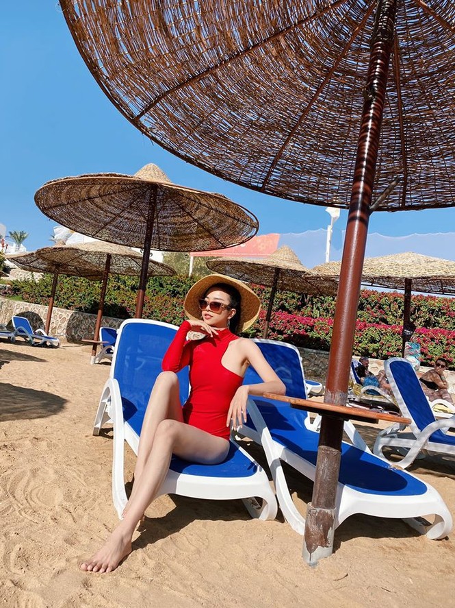 Hoa hậu Tiểu Vy mặc bikini khoe ba vòng 'cực phẩm' đón Giáng Sinh - ảnh 6