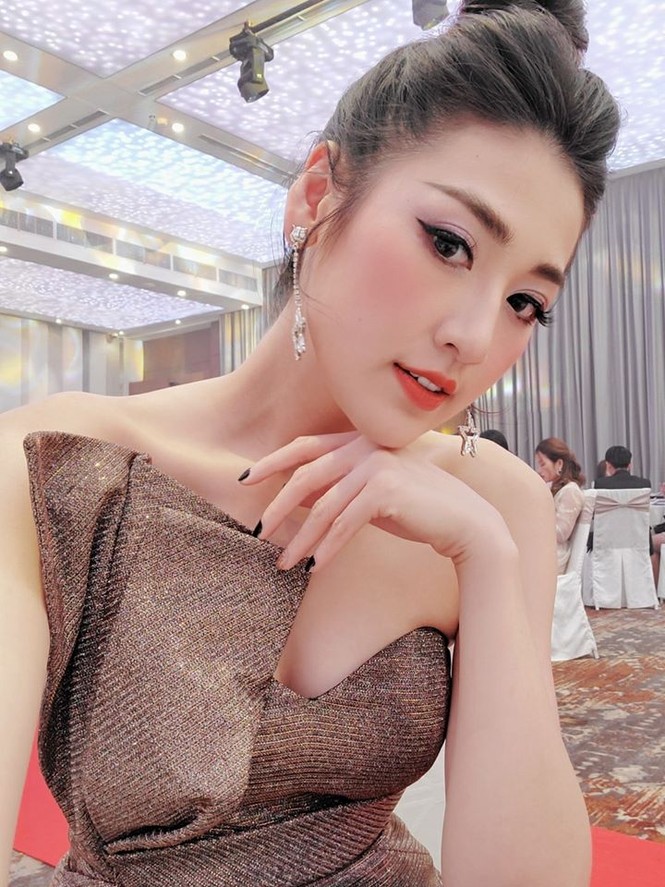 Á hậu Huyền My khoe khéo vòng một gợi cảm giữa tiết trời giá rét - ảnh 3