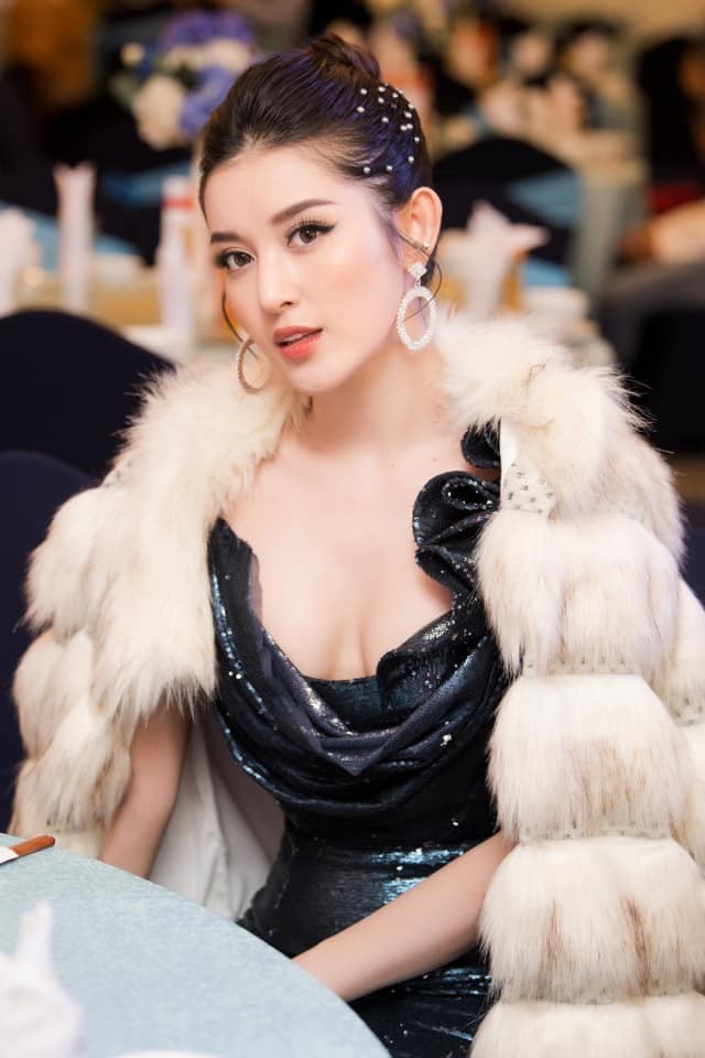 Á hậu Huyền My khoe khéo vòng một gợi cảm giữa tiết trời giá rét - ảnh 2