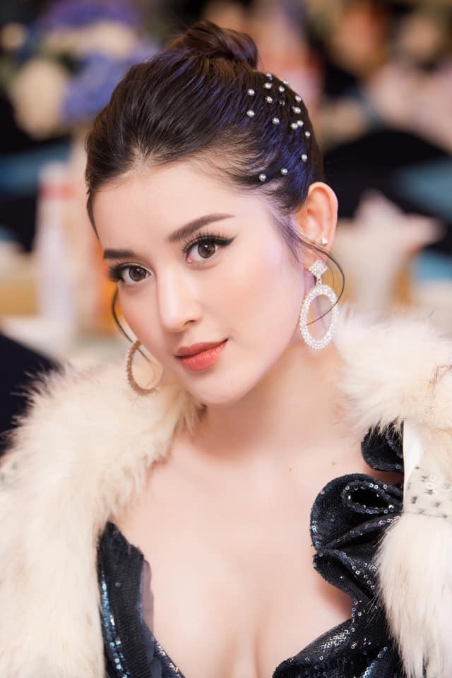 Á hậu Huyền My khoe khéo vòng một gợi cảm giữa tiết trời giá rét - ảnh 1