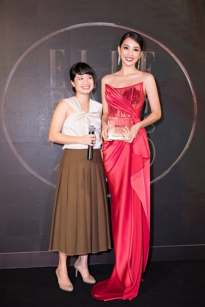 Hoa hậu Tiểu Vy diện đầm cúp ngực đỏ rực, nhận giải 'gương mặt đẹp nhất' - ảnh 10
