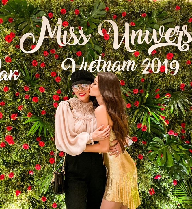 Tú Anh, Tiểu Vy khiến fans 'ngây ngất' khi khoe vai trần sexy với váy cúp ngực - ảnh 12