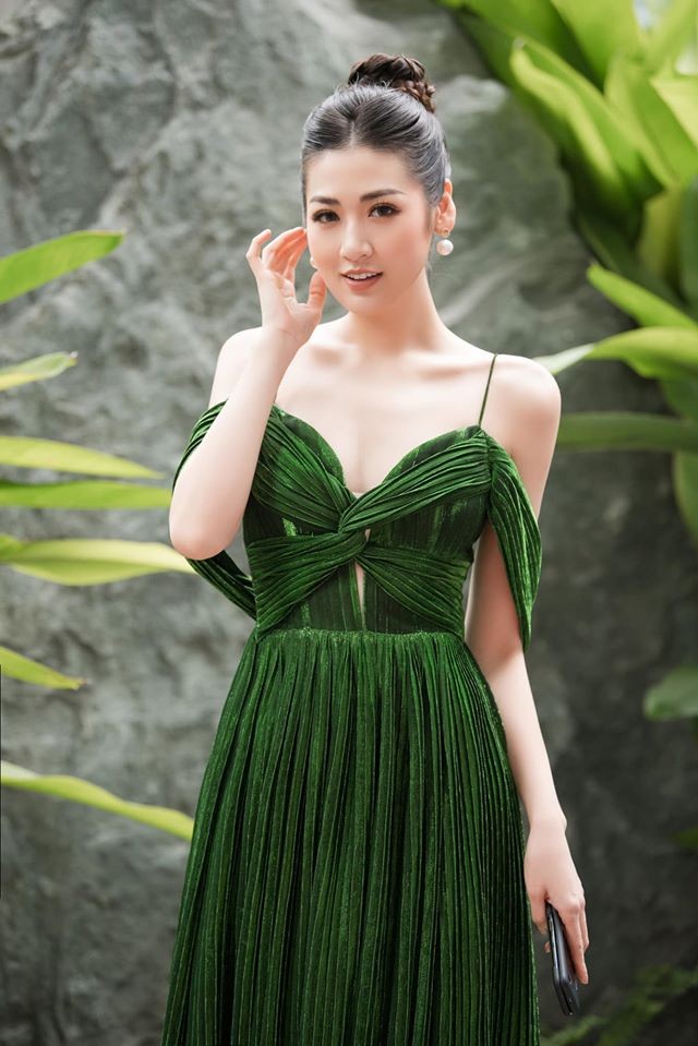Tú Anh, Tiểu Vy khiến fans 'ngây ngất' khi khoe vai trần sexy với váy cúp ngực - ảnh 1