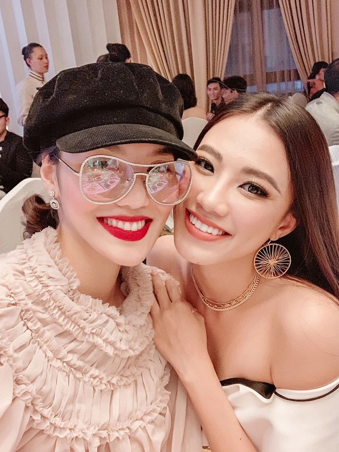 Tú Anh, Tiểu Vy khiến fans 'ngây ngất' khi khoe vai trần sexy với váy cúp ngực - ảnh 11