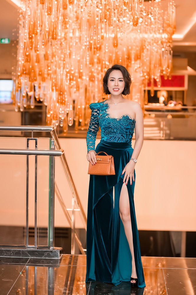 Doanh nhân Việt Anh hội ngộ Hoa hậu Tiểu Vy, Á hậu Tú Anh ở dạ tiệc cuối năm - ảnh 1