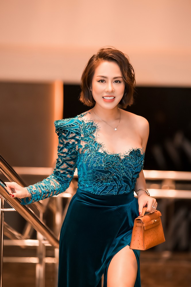 Doanh nhân Việt Anh hội ngộ Hoa hậu Tiểu Vy, Á hậu Tú Anh ở dạ tiệc cuối năm - ảnh 2