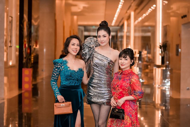 Doanh nhân Việt Anh hội ngộ Hoa hậu Tiểu Vy, Á hậu Tú Anh ở dạ tiệc cuối năm - ảnh 7