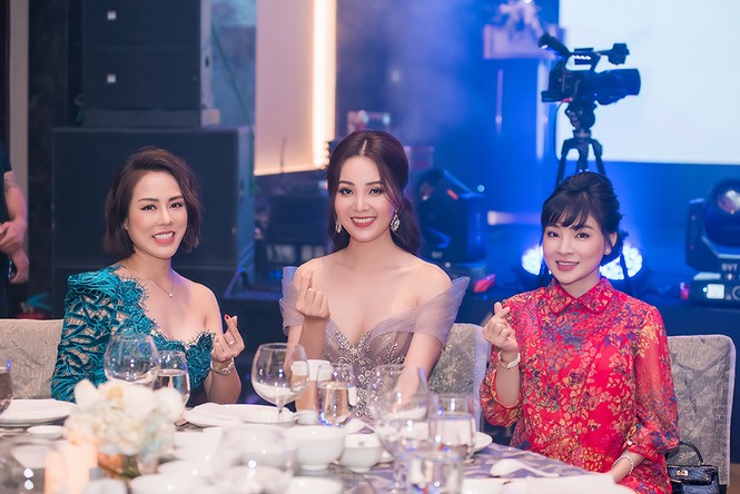 Doanh nhân Việt Anh hội ngộ Hoa hậu Tiểu Vy, Á hậu Tú Anh ở dạ tiệc cuối năm - ảnh 8
