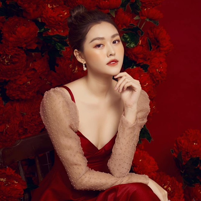 Á hậu Tường San đăng ảnh đón Valentine sớm, khoe khéo vòng 1 gợi cảm - ảnh 1