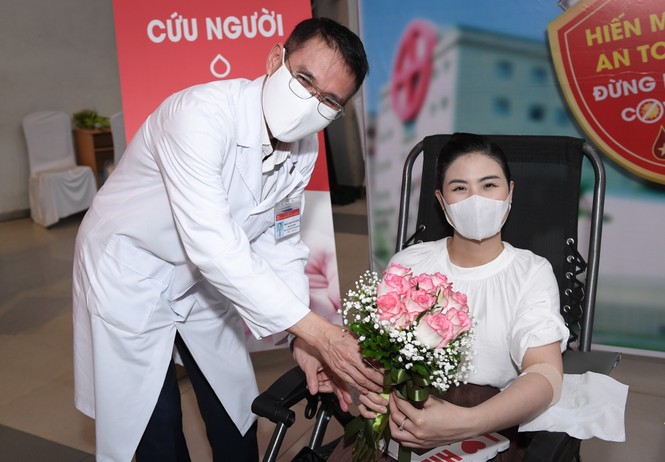 Sau khi hoãn cưới vì Covid, Ngọc Hân cùng các nghệ sĩ đi hiến máu giữa mùa dịch - ảnh 12