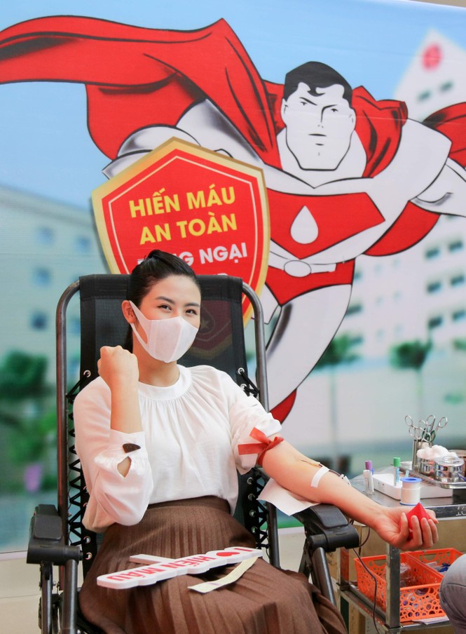 Sau khi hoãn cưới vì Covid, Ngọc Hân cùng các nghệ sĩ đi hiến máu giữa mùa dịch - ảnh 11