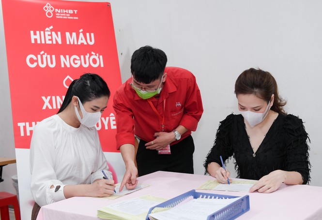 Sau khi hoãn cưới vì Covid, Ngọc Hân cùng các nghệ sĩ đi hiến máu giữa mùa dịch - ảnh 2