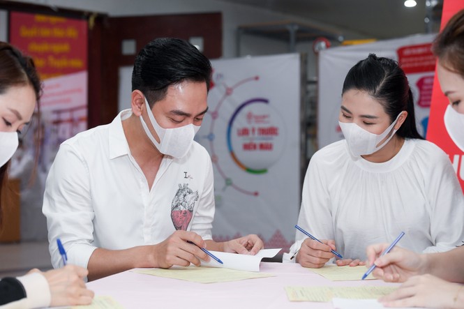 Sau khi hoãn cưới vì Covid, Ngọc Hân cùng các nghệ sĩ đi hiến máu giữa mùa dịch - ảnh 4