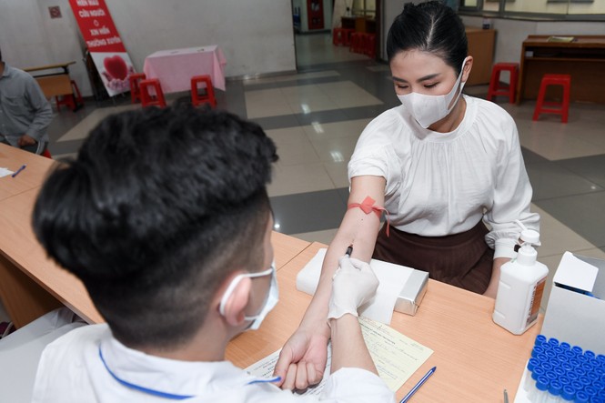 Sau khi hoãn cưới vì Covid, Ngọc Hân cùng các nghệ sĩ đi hiến máu giữa mùa dịch - ảnh 6